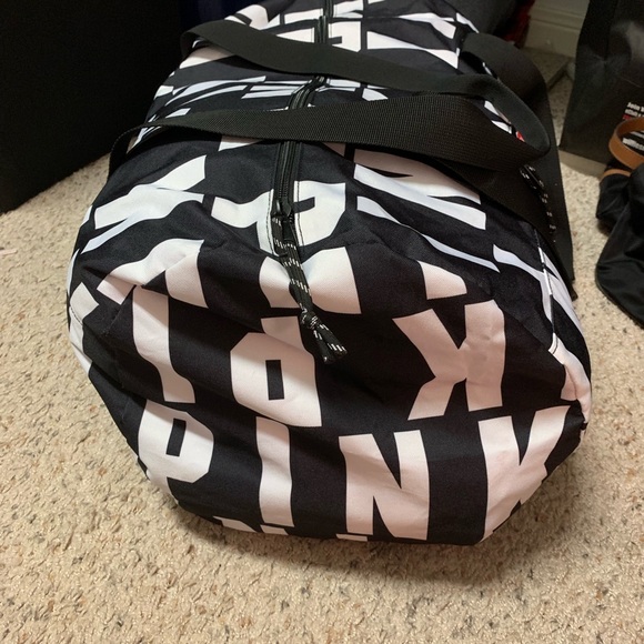 🚫SOLD🚫 Pink! Duffle Bag - Picture 2 of 8